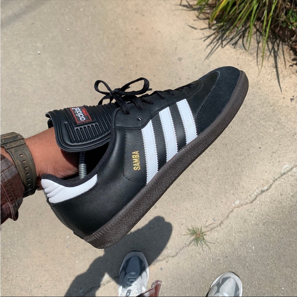 Black Samba men’s adidas.
